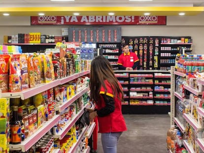 Interior de una tienda de la cadena Oxxo en la Ciudad de M&eacute;xico.