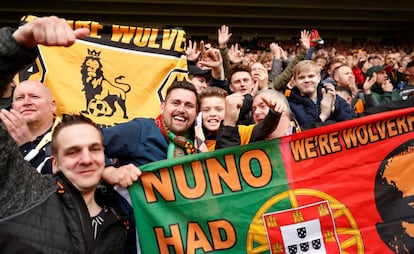 Aficionados de los Wolves celebran el ascenso este domingo en el Molineux Stadium.