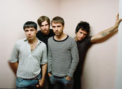 El guitarrista Johnny Marr (derecha), en una foto promocional con The Cribs.