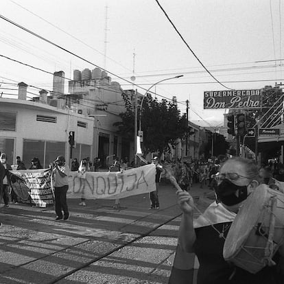 “En nombre de algún progreso que mis ojos nunca vieron, andan sangrando tus bosques, sordos al clamor del pueblo”, escribe en un pasaje de su libro ¨Con alas y raíces¨, Teresita Nieto, en el extremo derecho de la fotografía, quien a pesar de su débil estado y los peligros de la pandemia planea resistir hasta el último aliento, haciéndose presente en la caminata 585.