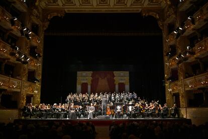 Aspecto que presentaba el Teatro Regio de Parma el viernes por la tarde antes de la interpretación del 'Réquiem' de Giuseppe Verdi.