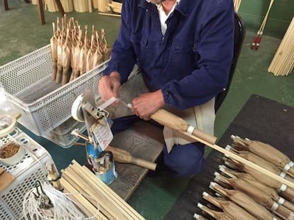 Elaboración de una de las llamadas bombas de palenque que se disparan en las fiestas tradicionales de Galicia.