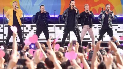 A partir da esquerda, Nick Carter, Howie Dorough, Kevin Richardson, Brian Littrell e A. J. McLean, os Backstreet Boys, durante um show em Nova York em julho.
