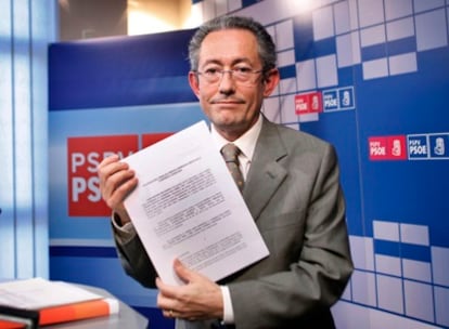 Ángel Luna, portavoz del PSPV en las Cortes valencianas, muestra la querella presentada contra el PP.
