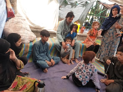Gul Khan (izquierda, con la mano en el rostro) con miembros de su familia en el parque Shahr-e Now de Kabul, donde viven acampados desde hace dos meses.