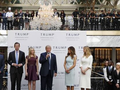 Trump, junto a sus hijos y esposa, en la inauguración del hotel en octubre.