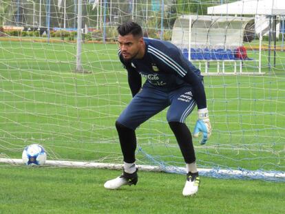 Sergio Romero es uno de los pocos que ha trabajado este lunes con la selección argentina.