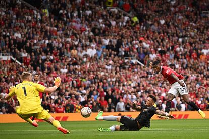 Marcus Rashford anota el segundo gol del Manchester United en el partido contra el Arsenal, el domingo en Old Trafford.