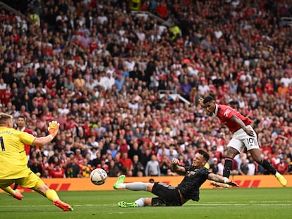 Marcus Rashford anota el segundo gol del Manchester United en el partido contra el Arsenal, el domingo en Old Trafford.