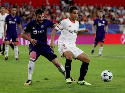 Ben Yedder protege la pelota ante Rajcevic.