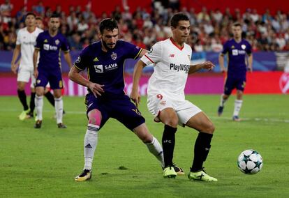 Ben Yedder protege la pelota ante Rajcevic.