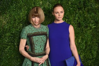 Anna Wintour, editora de 'Vogue', y la diseñadora Stella McCartney (derecha), anoche en Nueva York.