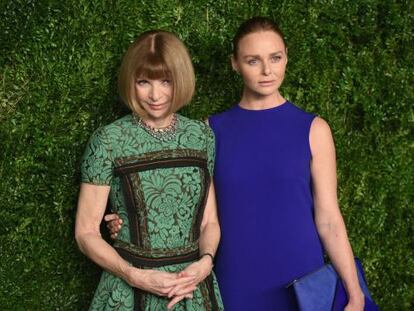 Anna Wintour, editora de 'Vogue', y la diseñadora Stella McCartney (derecha), anoche en Nueva York.