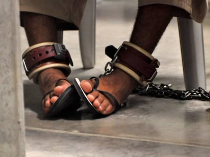 Legcuffs on the feet of a detainee in Guantanamo Bay (Cuba)