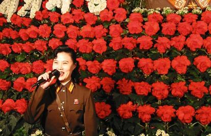 Exhibición de la flor Kimjongilia, bautizada en honor a Kim Jong-il, en Corea del Norte (2002).