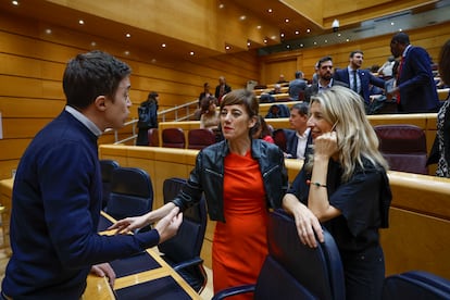 Yolanda Díaz y Marta Lois conversan con Iñigo Errejón, durante un pleno del Congreso celebrado de forma excepcional en el Senado, el 18 de enero.