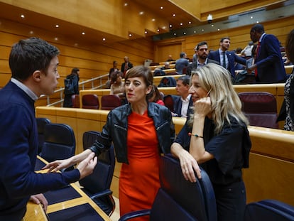 Yolanda Díaz y Marta Lois conversan con Iñigo Errejón, durante un pleno del Congreso celebrado de forma excepcional en el Senado, el 18 de enero.