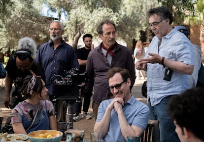 García Barcha habla con Daniel Giménez Cacho, caracterizado como Leo, durante el rodaje de la película.