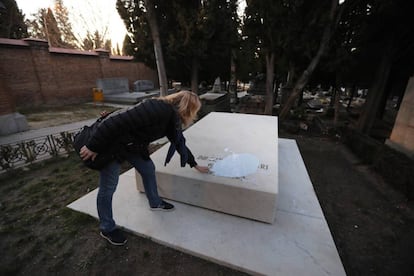 Pintura vertida sobre la tumba de Dolores Ibárruri el pasado lunes en el cementerio madrileño de la Almudena.