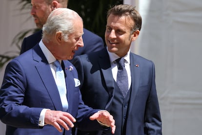 El rey Carlos III del Reino Unido conversa con el presidente de Francia, Emmanuel Macron, durante la ceremonia de bienvenida.