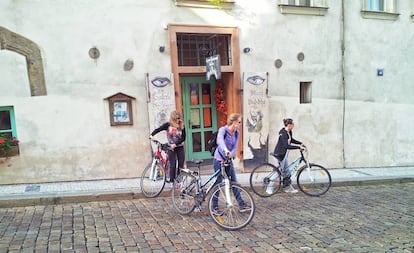 Ciclistas por el barrio de Loreta, en Praga.