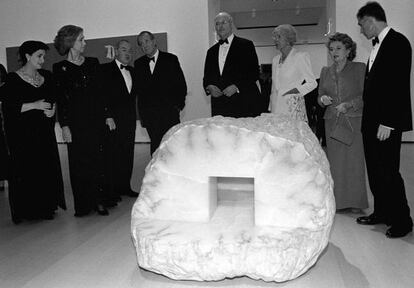 Ardanza, tercero por la izquierda, habla con el Rey en la inauguración del Guggenheim de Bilbao.