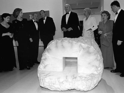 Ardanza, tercero por la izquierda, habla con el Rey en la inauguración del Guggenheim de Bilbao.