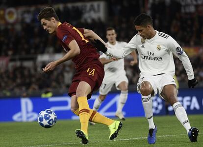 El delantero checo de la Roma Patrik Schick protege el esférico ante la presión del defensa del Real Madrid, Raphael Varane.