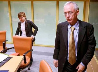 El consejero Joseba Azkarraga y la parlamentaria Gemma Zabaleta, durante una reunión en la Cámara.