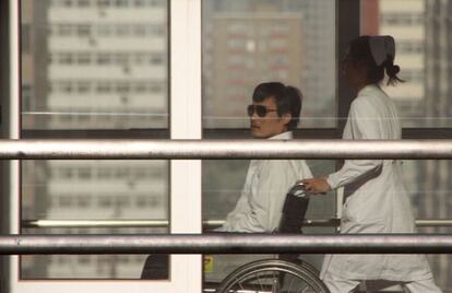 Chen Guangcheng, en el hospital Chaoyang de Pek&iacute;n tras abandonar la Embajada de EE UU.