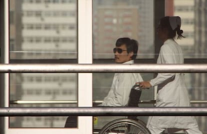Chen Guangcheng, en el hospital Chaoyang de Pekín tras abandonar la Embajada de EE UU.