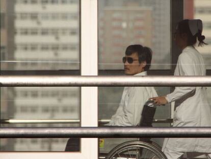 Chen Guangcheng, en el hospital Chaoyang de Pek&iacute;n tras abandonar la Embajada de EE UU.