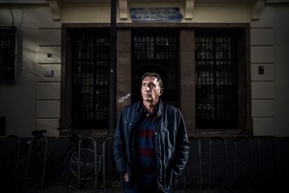 Emilio Boyer, frente al colegio Santo Tomás de Villanueva Padres Agustinos de Valencia, donde sufrió abusos.