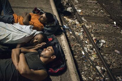 Varios refugiados esperan un tren a Serbia en la ciudad de fronteriza de Gevgelija (Macedonia). Casi 4.000 personas intentaron cruzar la frontera del país balcánico el 26 de agosto, entre ellas 700 niños. Suponía un récord de cifras nunca antes vistas.