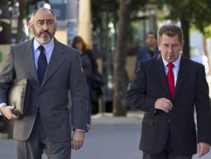 Rodr&iacute;guez de Castro, a la izquierda, con su abogado.