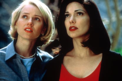 Mullholland Drive (2001). Betty y Rita. Rubia vs morena en una escena lésbica que dio mucho que hablar en la película que inicialmente se concibió como una serie a lo Twin Peaks.