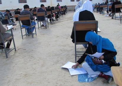 Jahantab Ahmadi, durante un examen, con su bebé en el regazo.  