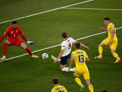 Harry Kane marca el primero de sus dos goles a Ucrania en el Olímpico de Roma.