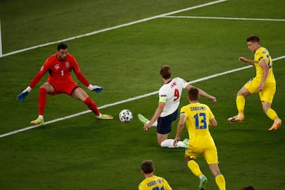 Harry Kane marca el primero de sus dos goles a Ucrania en el Olímpico de Roma.