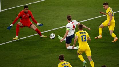 Harry Kane marca el primero de sus dos goles a Ucrania en el Olímpico de Roma.