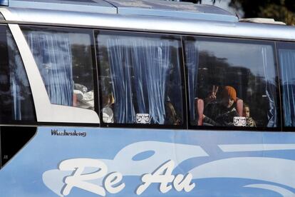 El acuerdo contempla la liberación de prisioneros, la apertura de los accesos al barrio, la reactivación de las instituciones gubernamentales en su interior y la entrada de ayuda humanitaria. En la imagen, un autobús antes de salir de la ciudad siria de Homs.