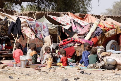Una mujer cuida de varios niños en un campamento de desplazados en la ciudad de Tawila, en Darfur del Norte, el 15 de abril. 