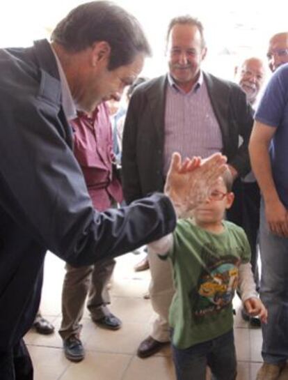 El presidente del Congreso saluda a un niño.