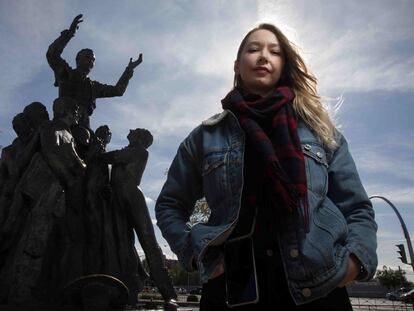 La periodista Margaryta Yakovenko ante el monumento a Antonio Bienvenida, en Las Ventas.