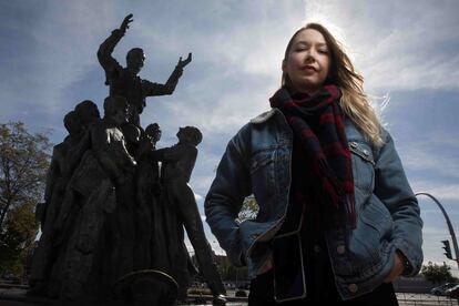 La periodista Margaryta Yakovenko ante el monumento a Antonio Bienvenida, en Las Ventas.