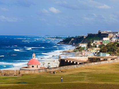 Castillo de San Cristóbal y barrio de La Perla, en San Juan de Puerto Rico.