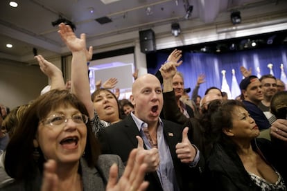 Trump logra así su tercer triunfo consecutivo en los cuatro procesos electorales para la candidatura presidencial celebrados hasta la fecha, después de imponerse en las primarias de Nuevo Hampshire (9 de febrero) y Carolina del Sur (20 de febrero). En la imagen, seguidores de Donad Trump celebran su victoria en Las Vegas, el 23 de febrero de 2016.