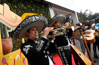 Grupos de mariachis cantan en la periferia del autódromo. 