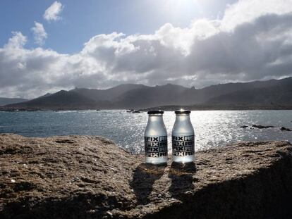 Botellas de Refix sobre las rocas de Sabadelle.