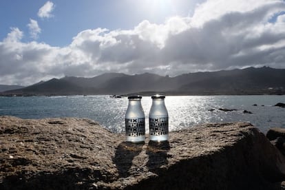 Botellas de Refix sobre las rocas de Sabadelle.